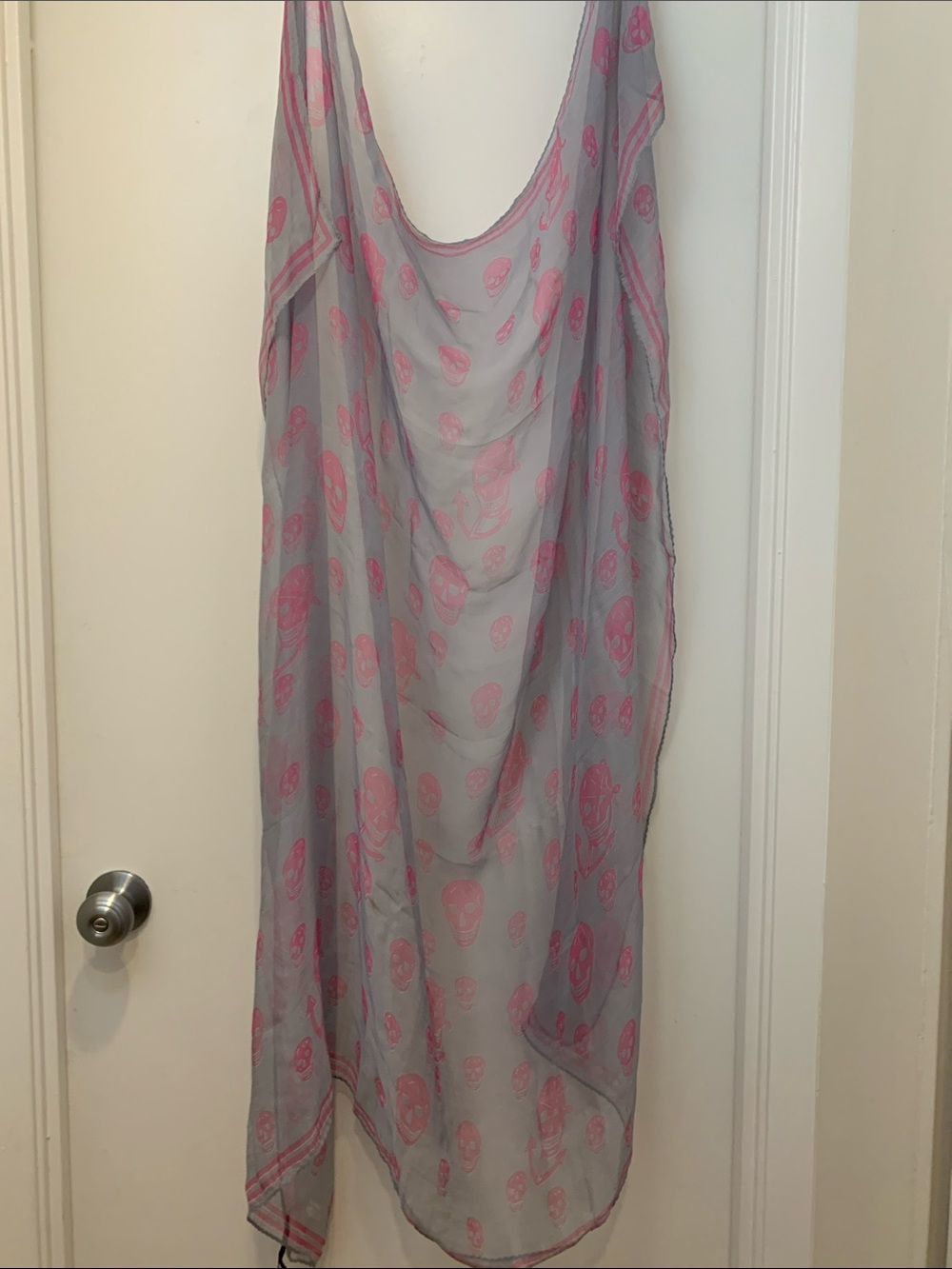 Alexander McQueen Light Gray Scarf with Pink Skull Motif